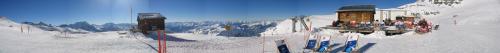 Panoramique pris tout en haut des pistes de La Plagne (3250m d\'altitude) Lors du repas au milieu d\'une session ski (je suis sur la photo, cherchez bien :p)